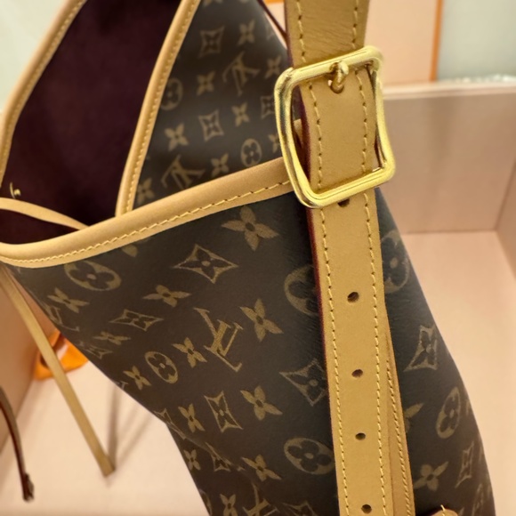 Louis Vuitton CarryAll MM - Picture 7 of 17